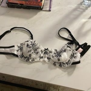 VICTORIAS SECRET BLACK AND WHITE LACE BRA 34A